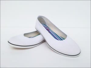 คัดชูสีขาว – เบา -ใส่ง่าย – ไม่ลื้น-พืนยางพาราแท้