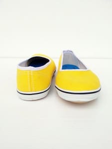 คัดชูสีเหลือง– เบา -ใส่ง่าย – ไม่ลื้น-พื้นยางพาราแท้